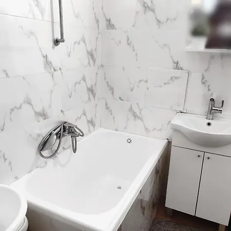 Self Check In Two Bedroom In Centre Apartment